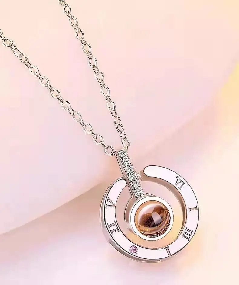 Collier photo personnalisé minimaliste avec chiffres romains cachés
