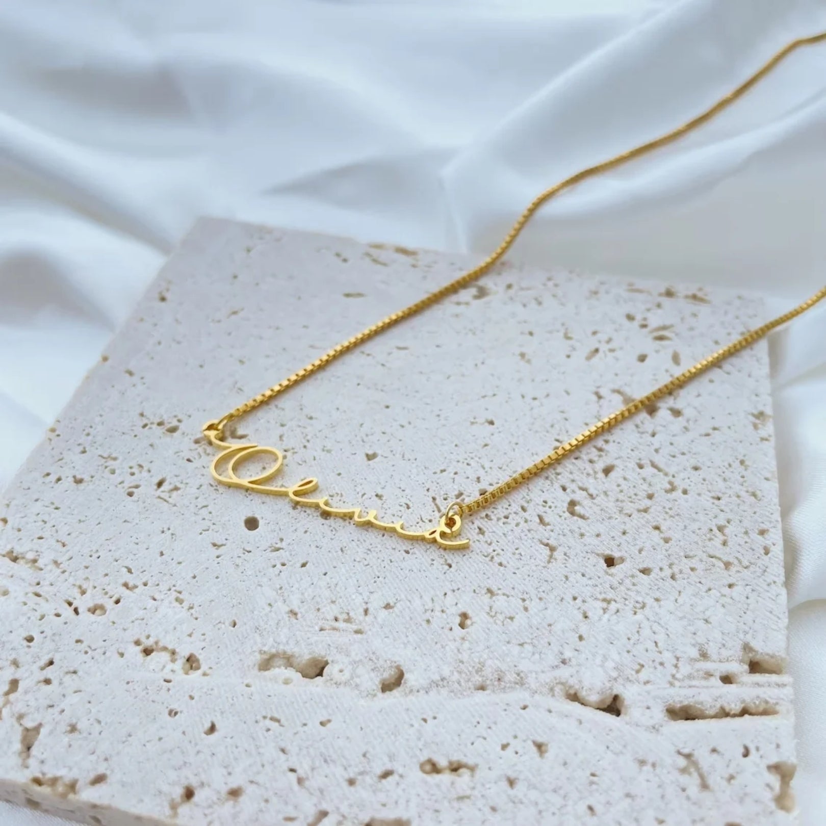 Collier chaîne avec nom personnalisé en lettres uniques 