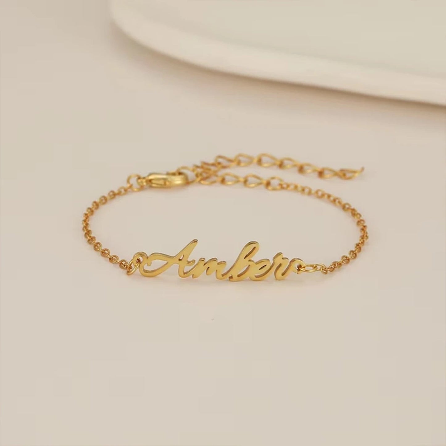 Personalisiertes Namensarmband mit einzigartigen Buchstaben 