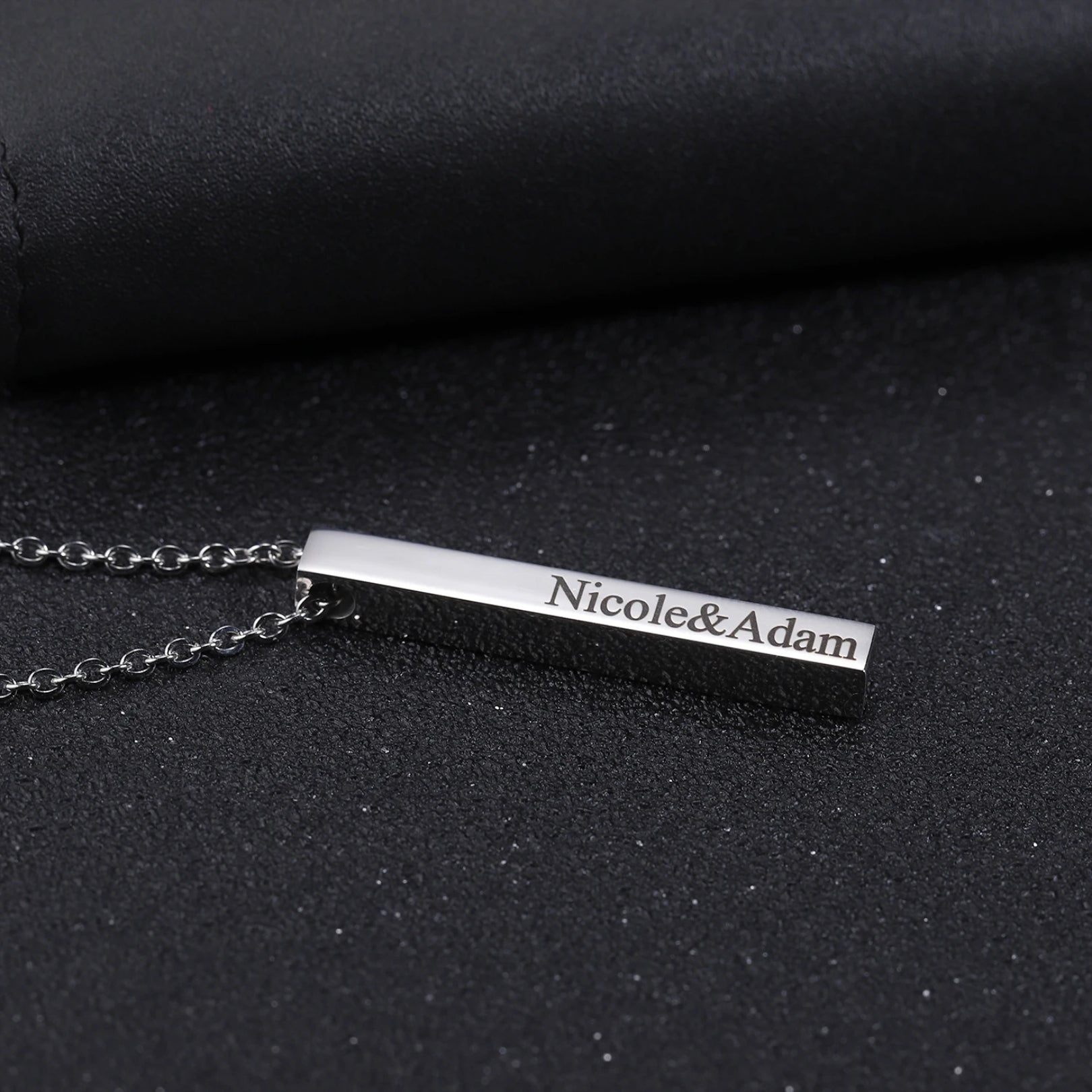 Collier à barre verticale avec nom personnalisé 