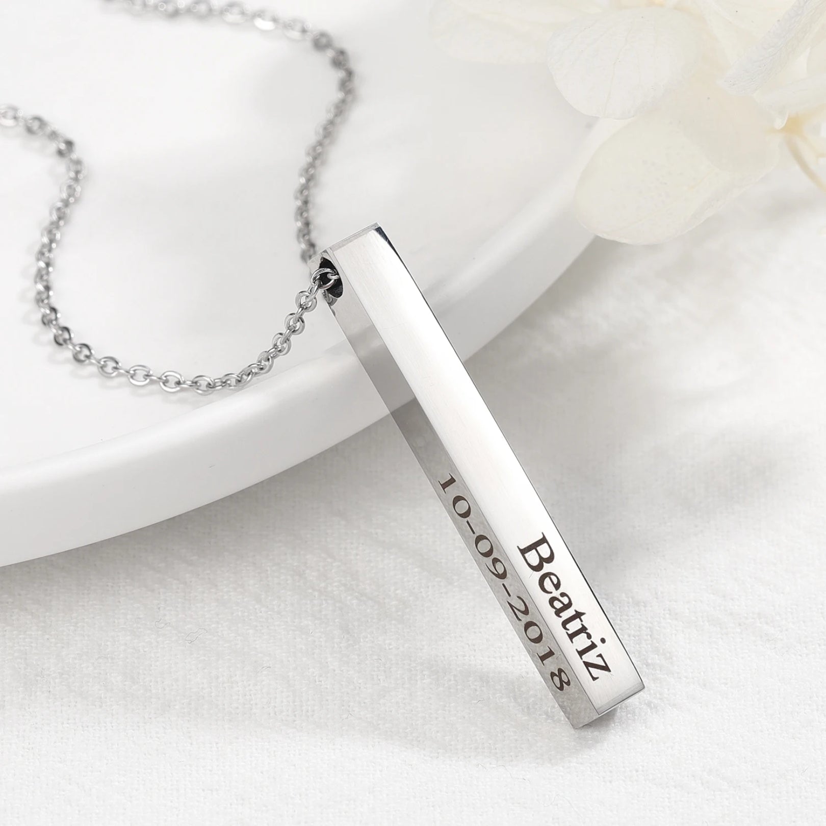 Collier à barre verticale avec nom personnalisé 