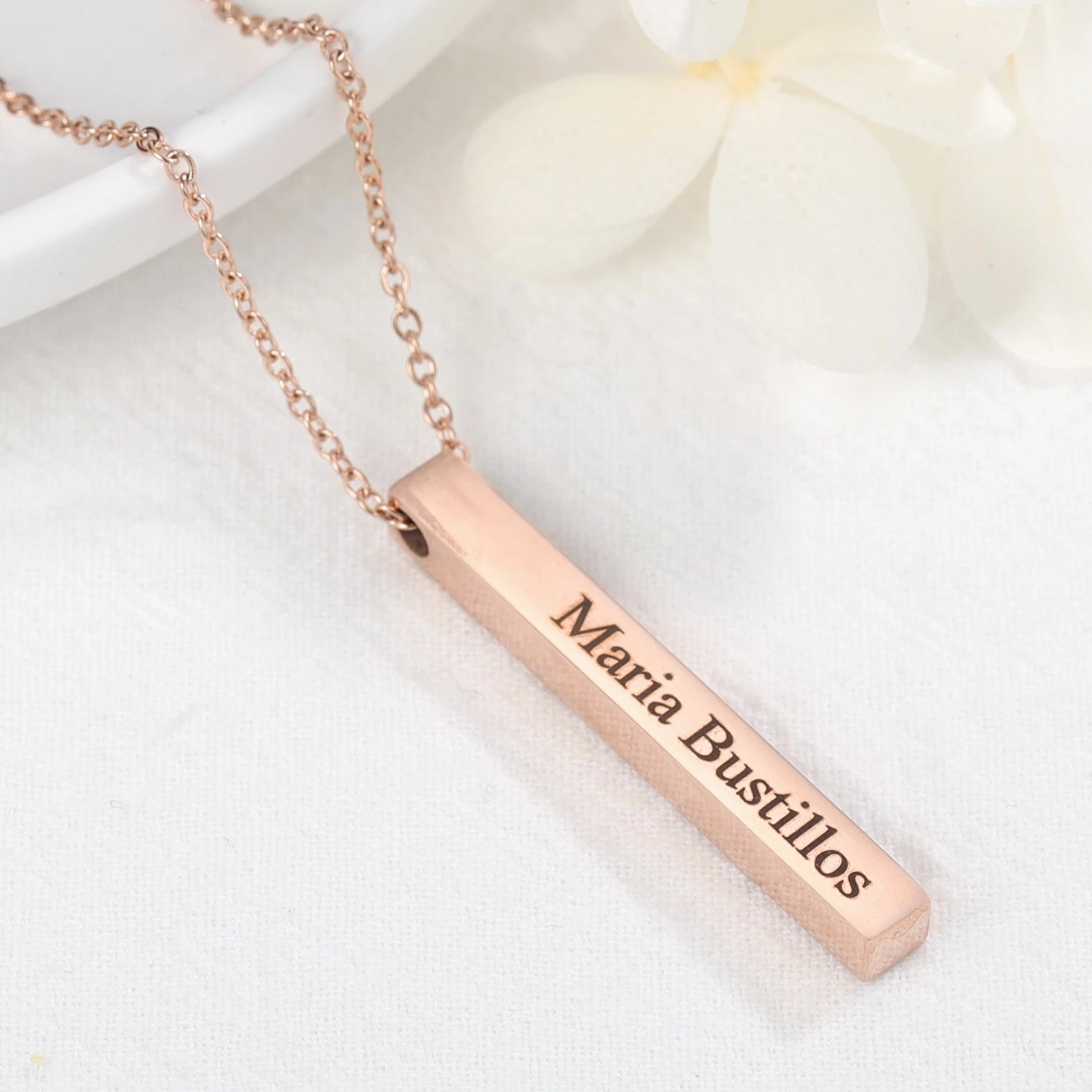 Collier à barre verticale avec nom personnalisé 