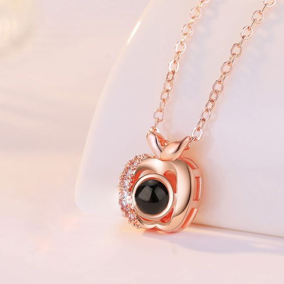 Collier pendentif pomme avec projection photo personnalisée