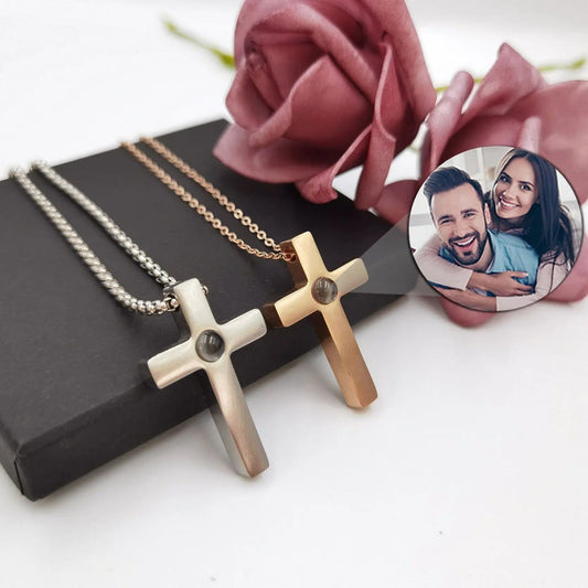 Personalisierte Halskette mit Fotoprojektion und Anhänger „Göttliches Kreuz“ 