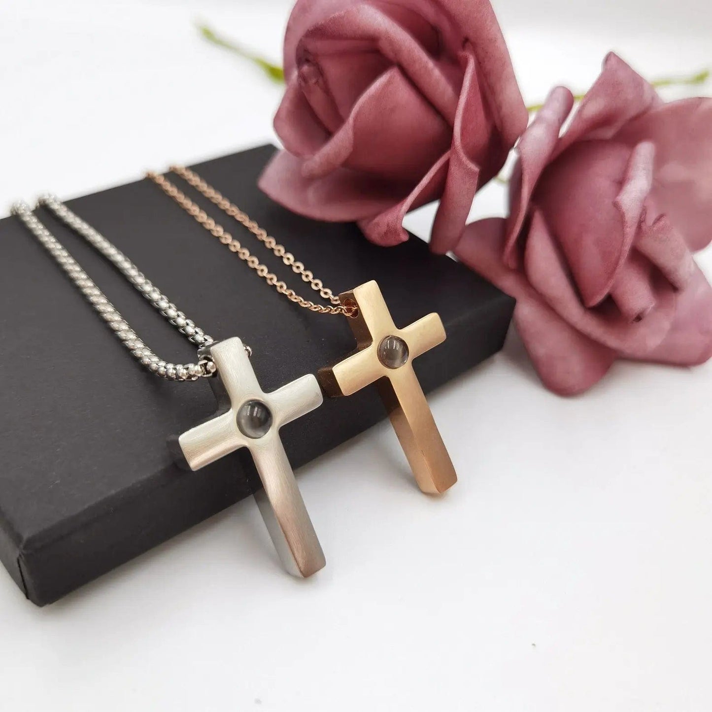 Personalisierte Halskette mit Fotoprojektion und Anhänger „Göttliches Kreuz“ 