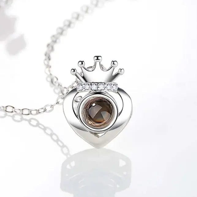 Collier personnalisé avec couronne en forme de cœur et projection photo 