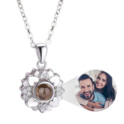 Collier personnalisé avec projection photo en forme de cœur et de fleur 