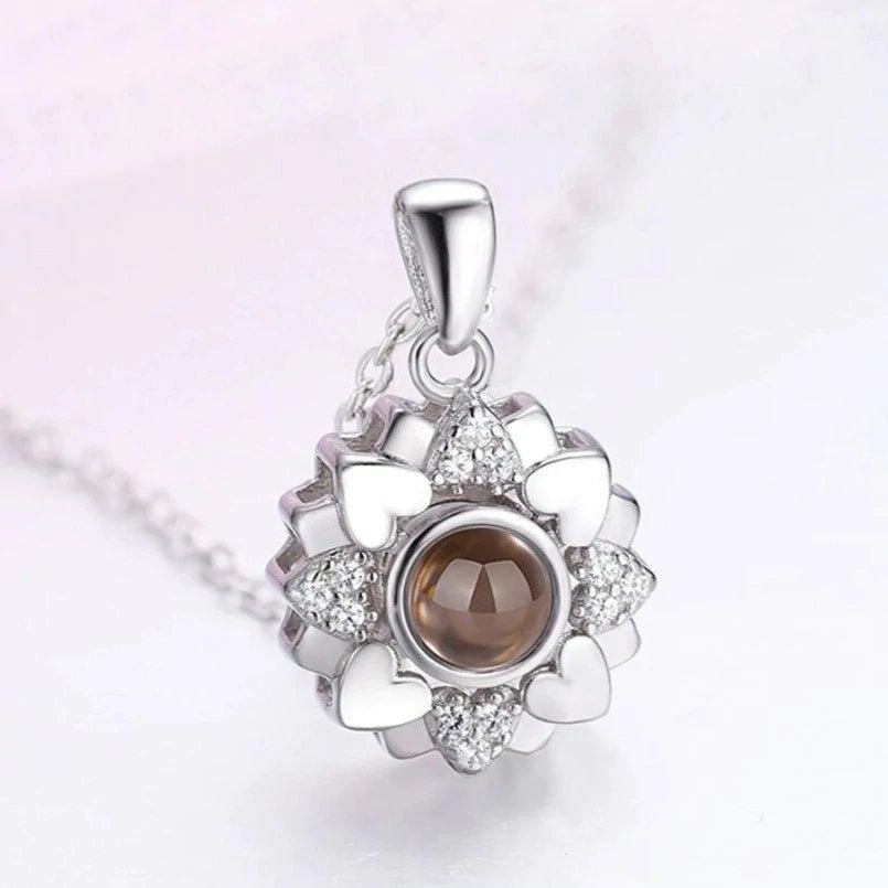 Collier personnalisé avec projection photo en forme de cœur et de fleur 