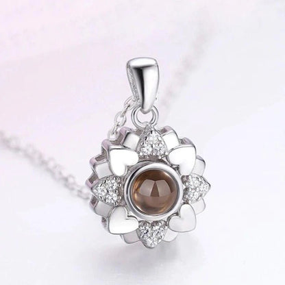 Collier personnalisé avec projection photo en forme de cœur et de fleur 