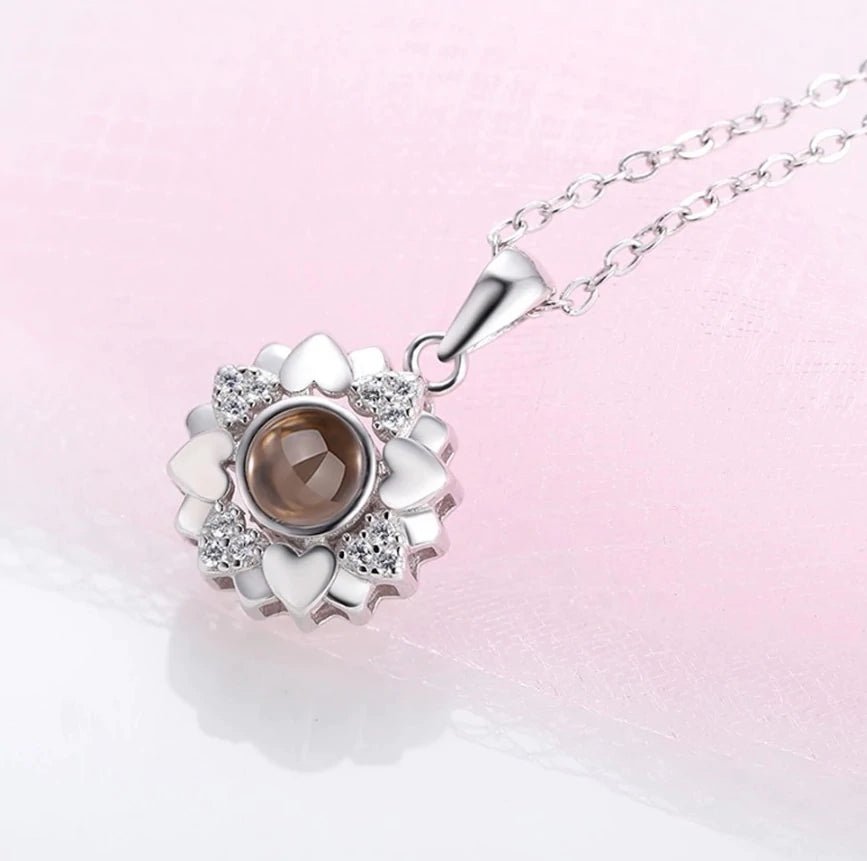 Collier personnalisé avec projection photo en forme de cœur et de fleur 