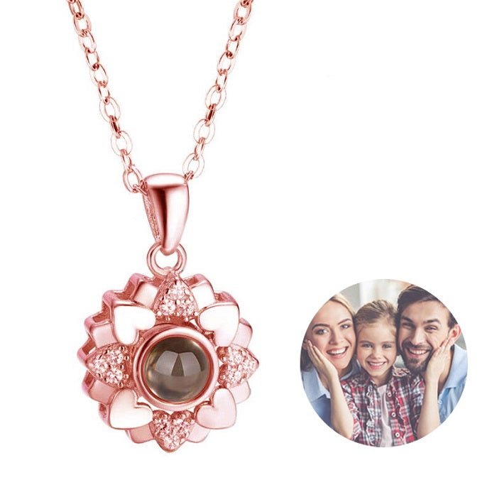 Collier personnalisé avec projection photo en forme de cœur et de fleur 