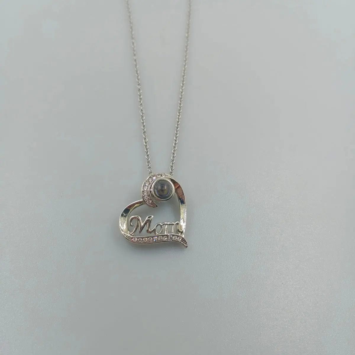 Collier avec pendentif en forme de cœur et projection photo personnalisée pour maman 