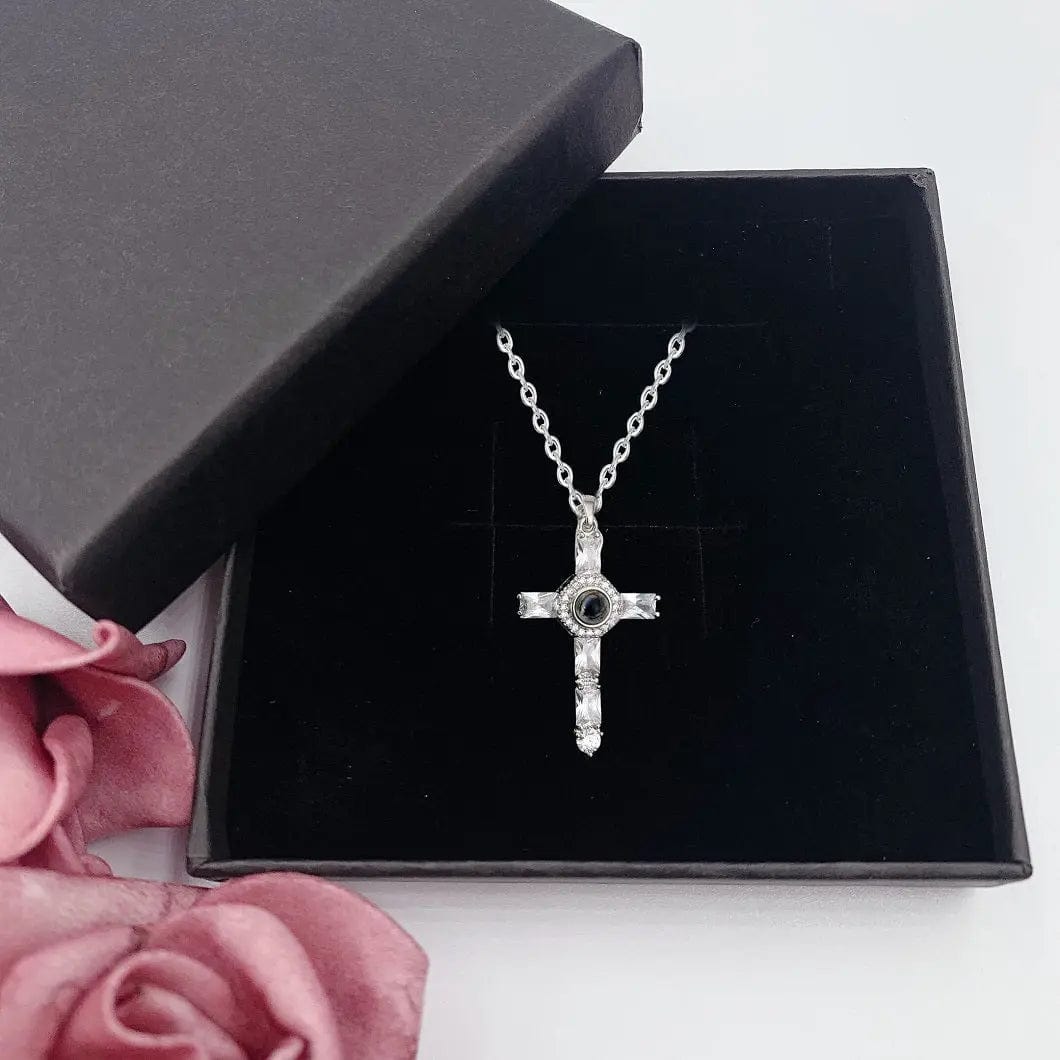 Collier personnalisé avec projection photo en forme de croix glacée 