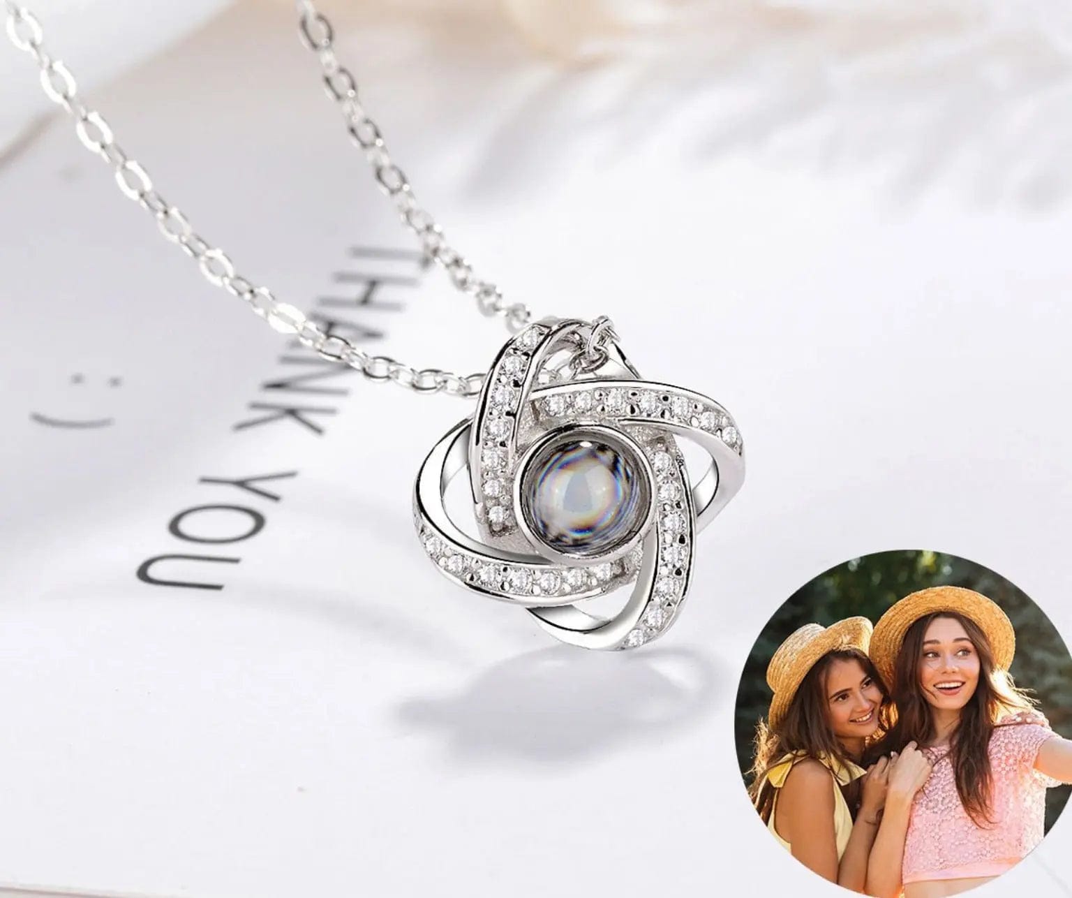 Collier pendentif entrelacé avec projection photo personnalisée 