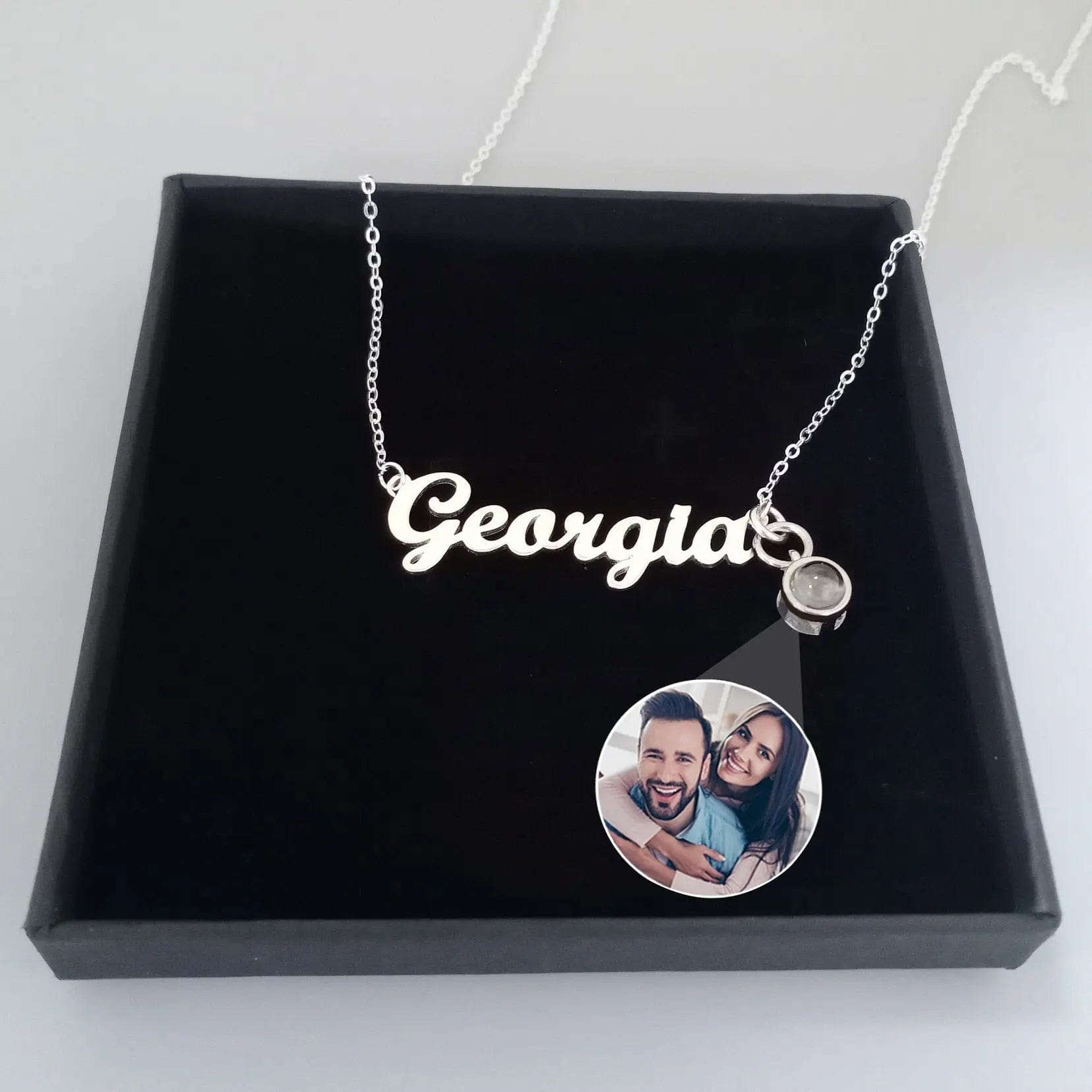 Collier avec nom et projection photo personnalisée et pierres en zircone 