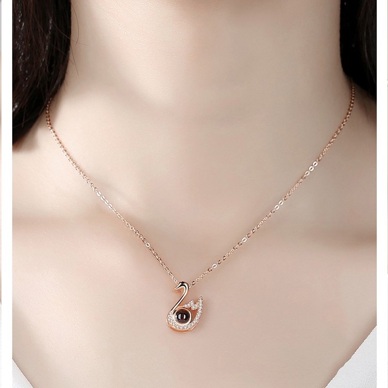 Collier pendentif cygne avec projection photo personnalisée 