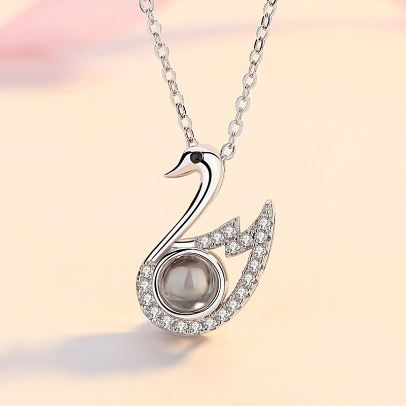 Collier pendentif cygne avec projection photo personnalisée 