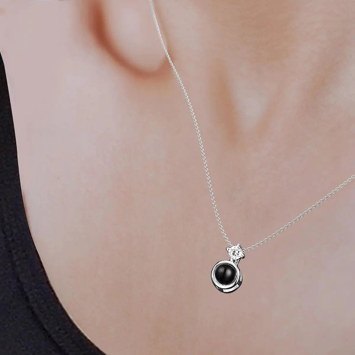 Collier personnalisé avec projection photo et minuscules diamants et zircons 