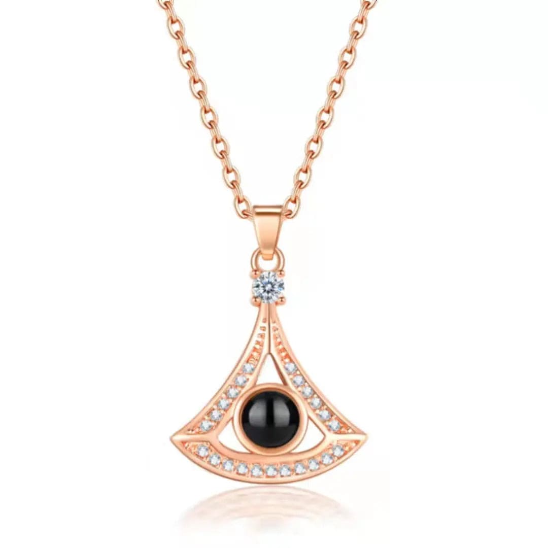 Collier photo personnalisé avec pierres précieuses en zircon triangulaire cachées 
