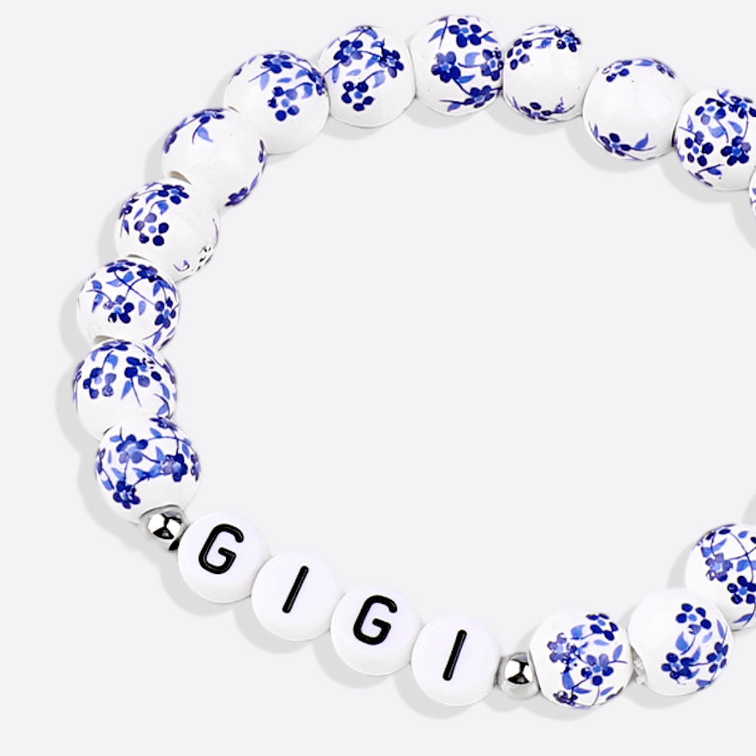 Bracelet personnalisé en porcelaine bleue avec perles florales et prénom