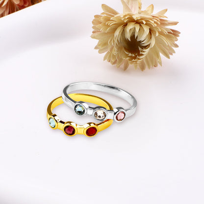 Bague délicate avec 3 pierres de naissance