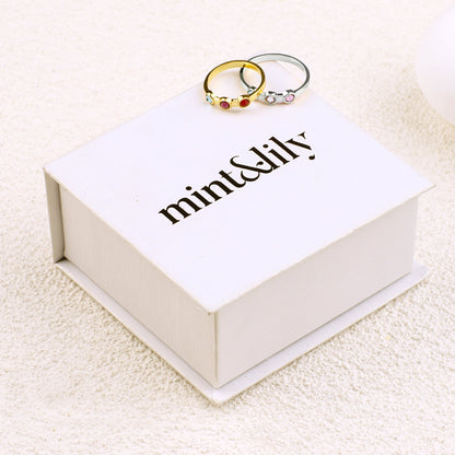 Bague délicate avec 3 pierres de naissance