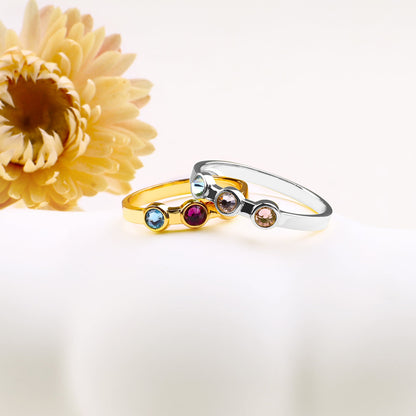 Bague délicate avec 3 pierres de naissance