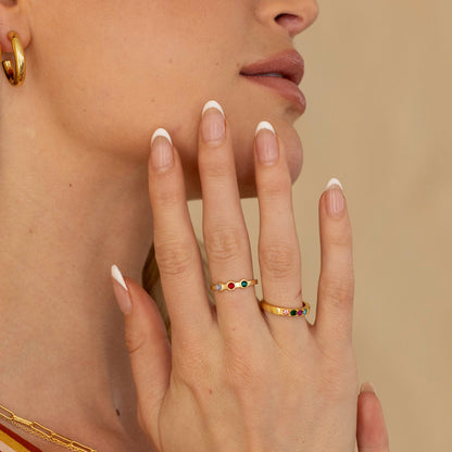 Bague délicate avec 3 pierres de naissance