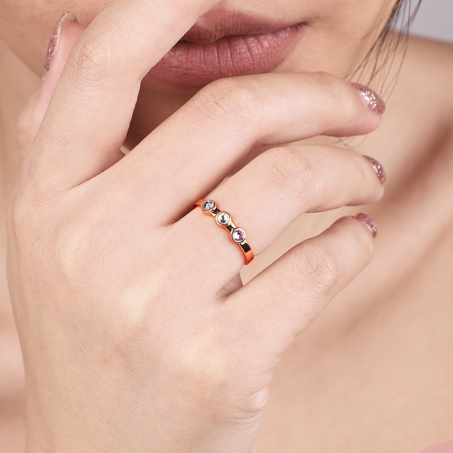 Bague délicate avec 3 pierres de naissance