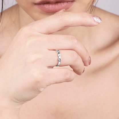 Bague délicate avec 3 pierres de naissance