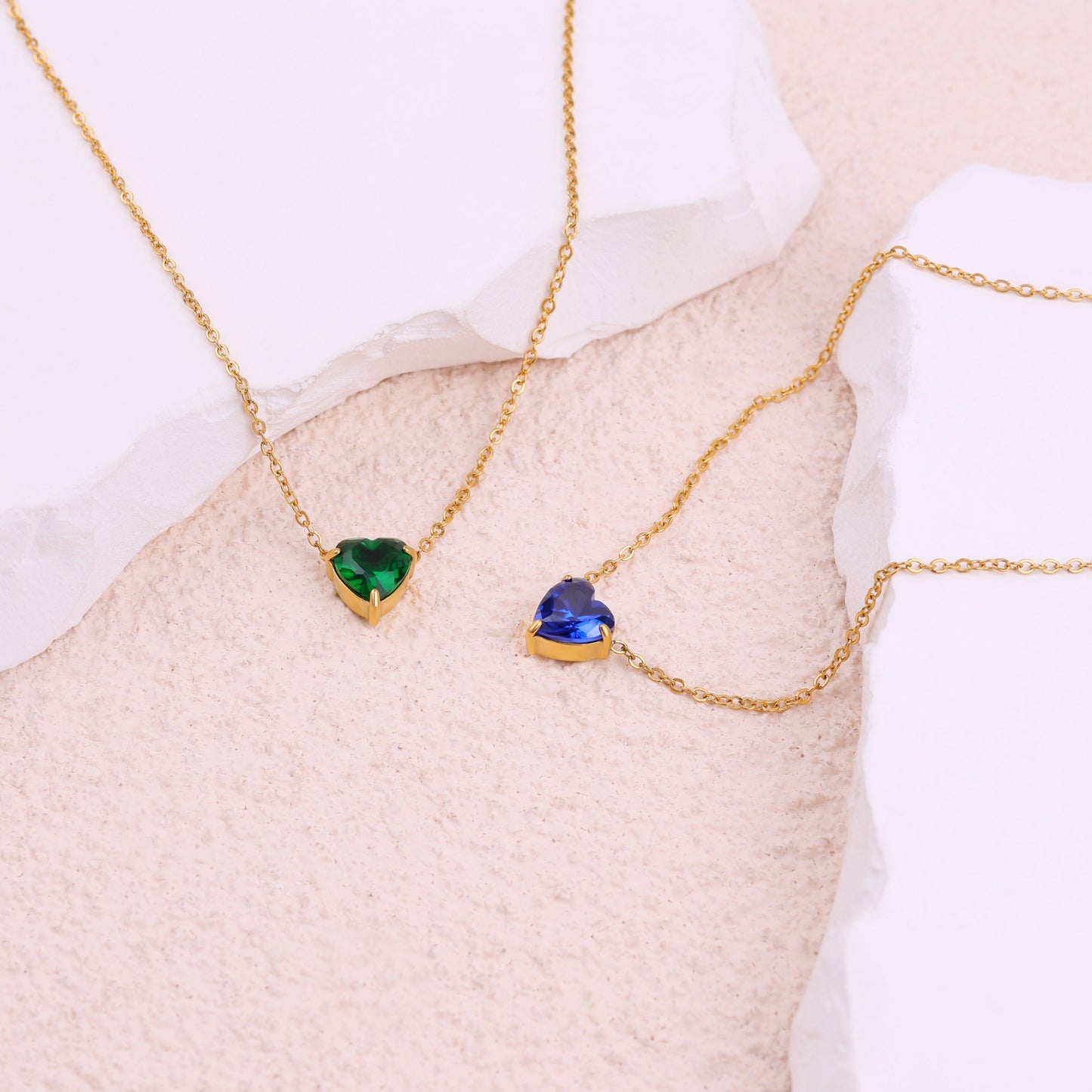 Collier délicat en forme de cœur avec pierre de naissance