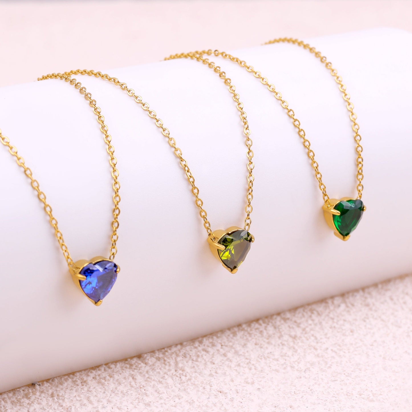 Collier délicat en forme de cœur avec pierre de naissance