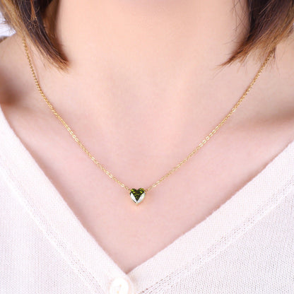 Collier délicat en forme de cœur avec pierre de naissance