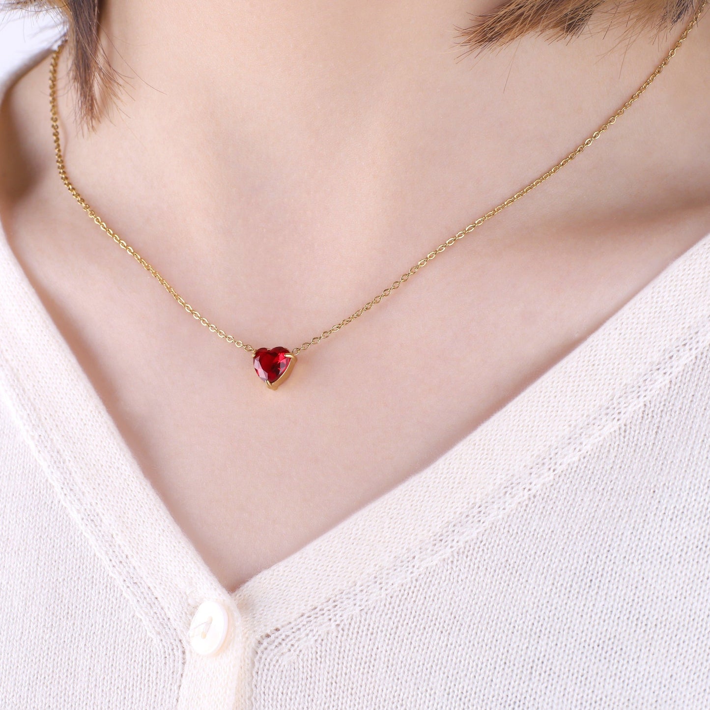 Collier délicat en forme de cœur avec pierre de naissance