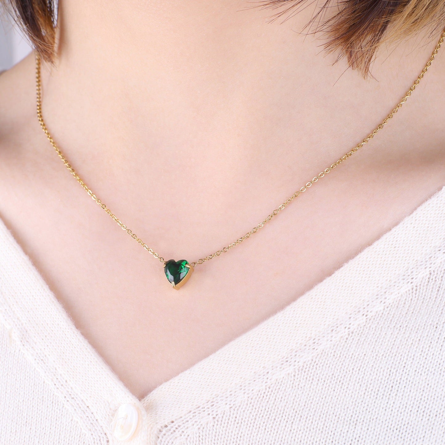 Collier délicat en forme de cœur avec pierre de naissance