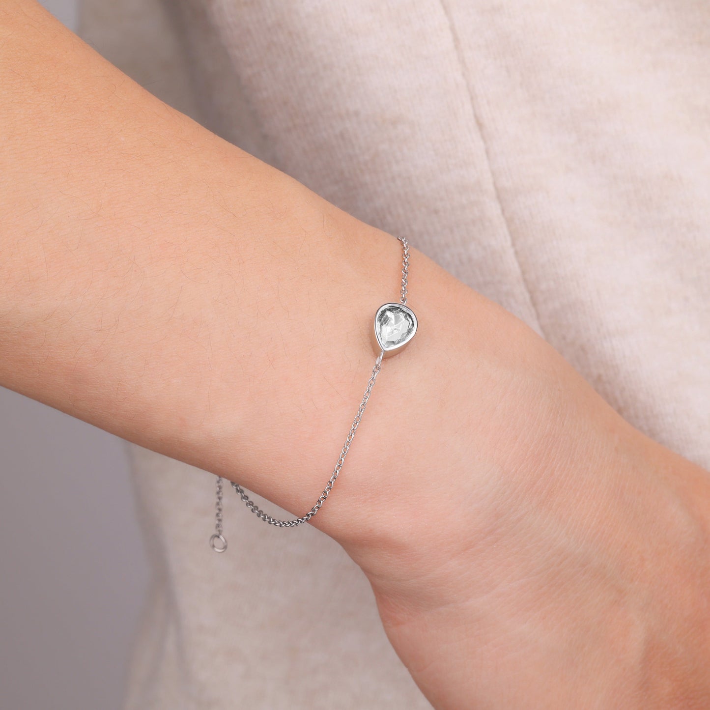 Bracelet en forme de larme avec pierre de naissance