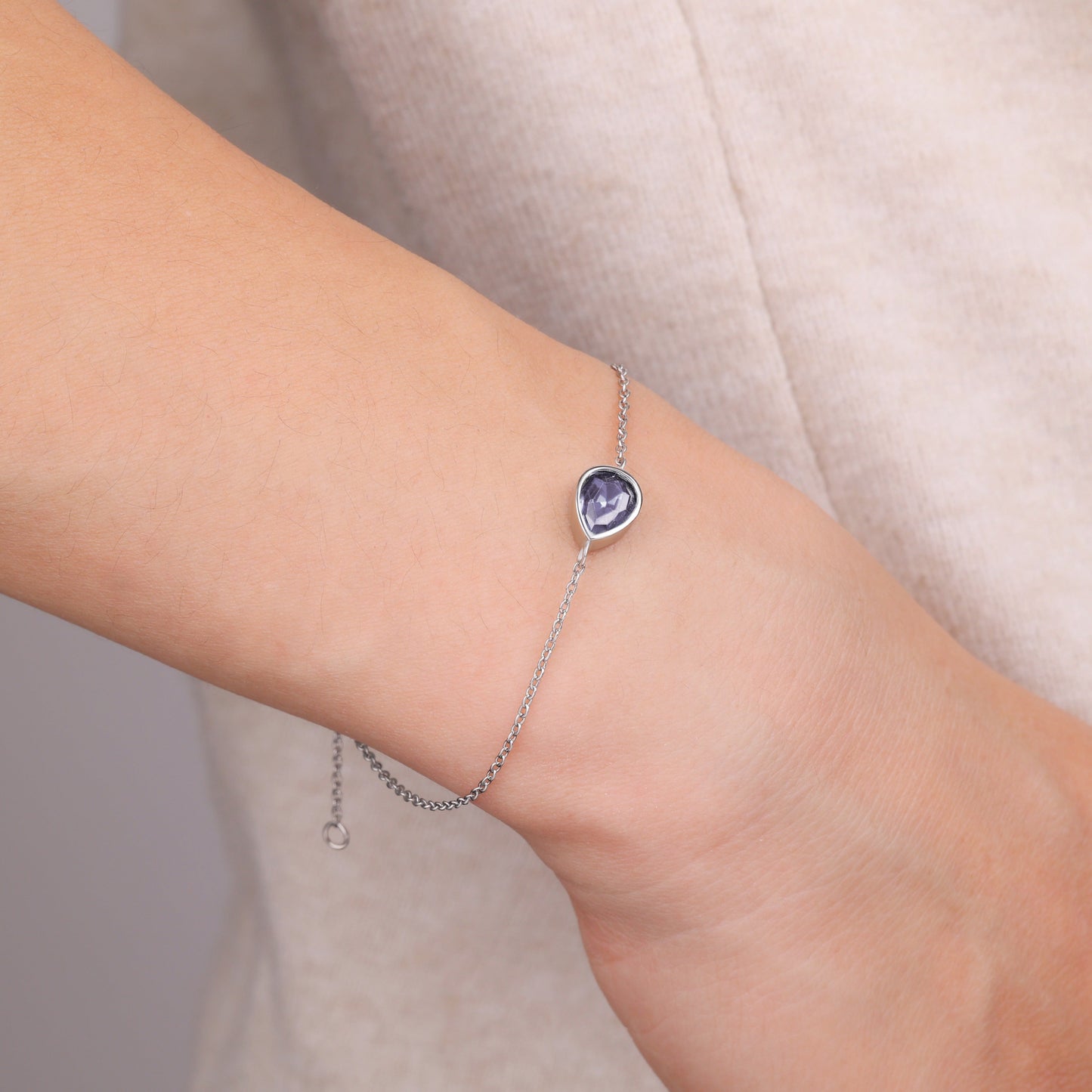 Bracelet en forme de larme avec pierre de naissance