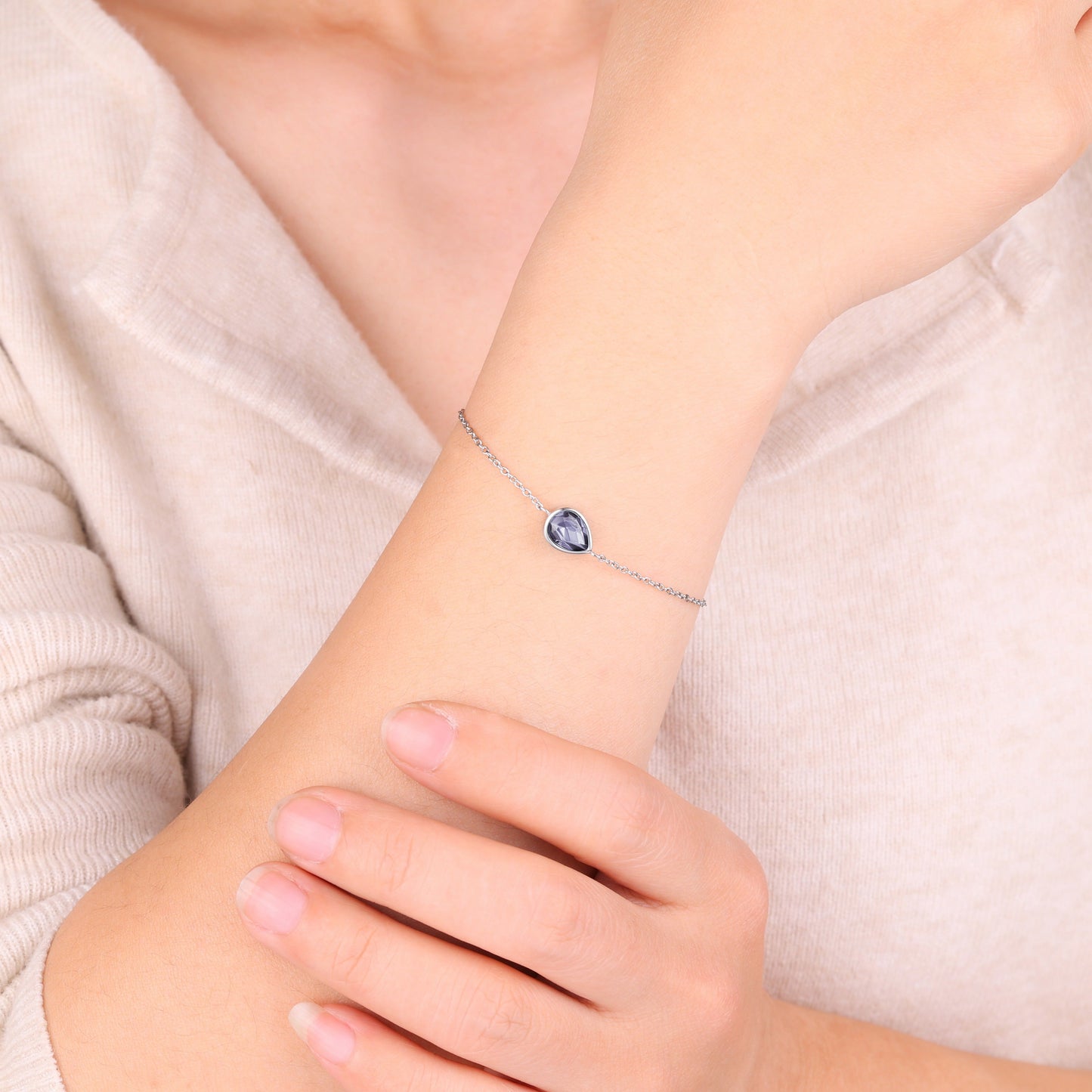 Bracelet en forme de larme avec pierre de naissance