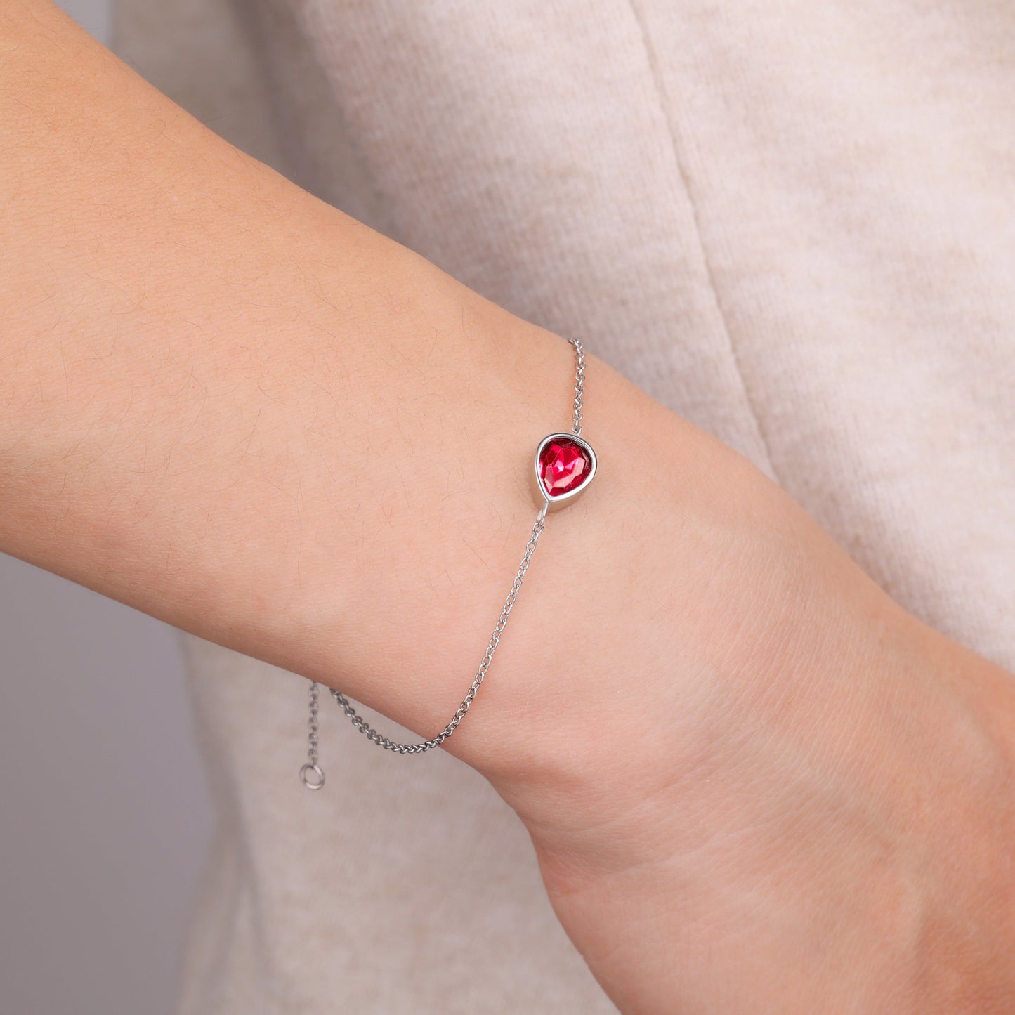 Bracelet en forme de larme avec pierre de naissance