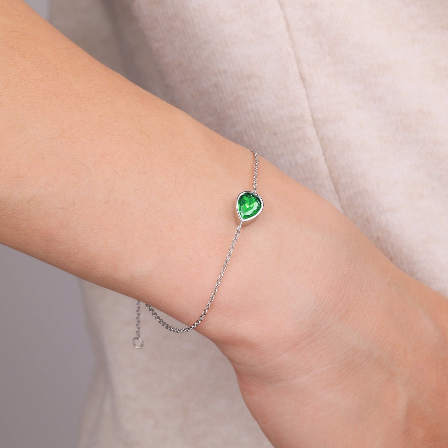 Bracelet en forme de larme avec pierre de naissance