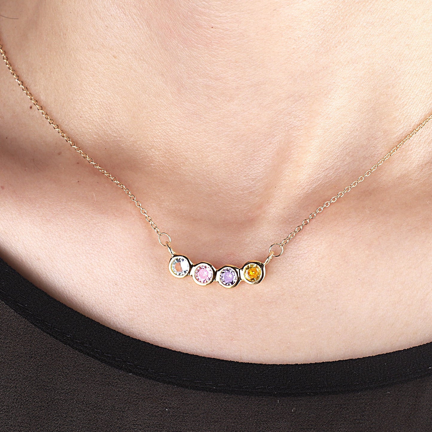 Collier délicat avec pierres de naissance pour la famille