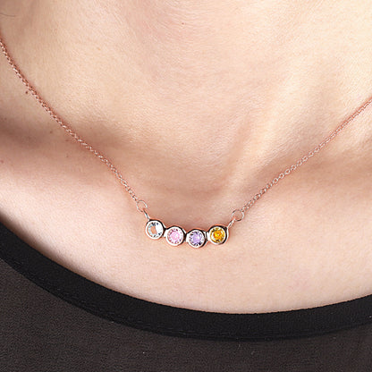 Collier délicat avec pierres de naissance pour la famille