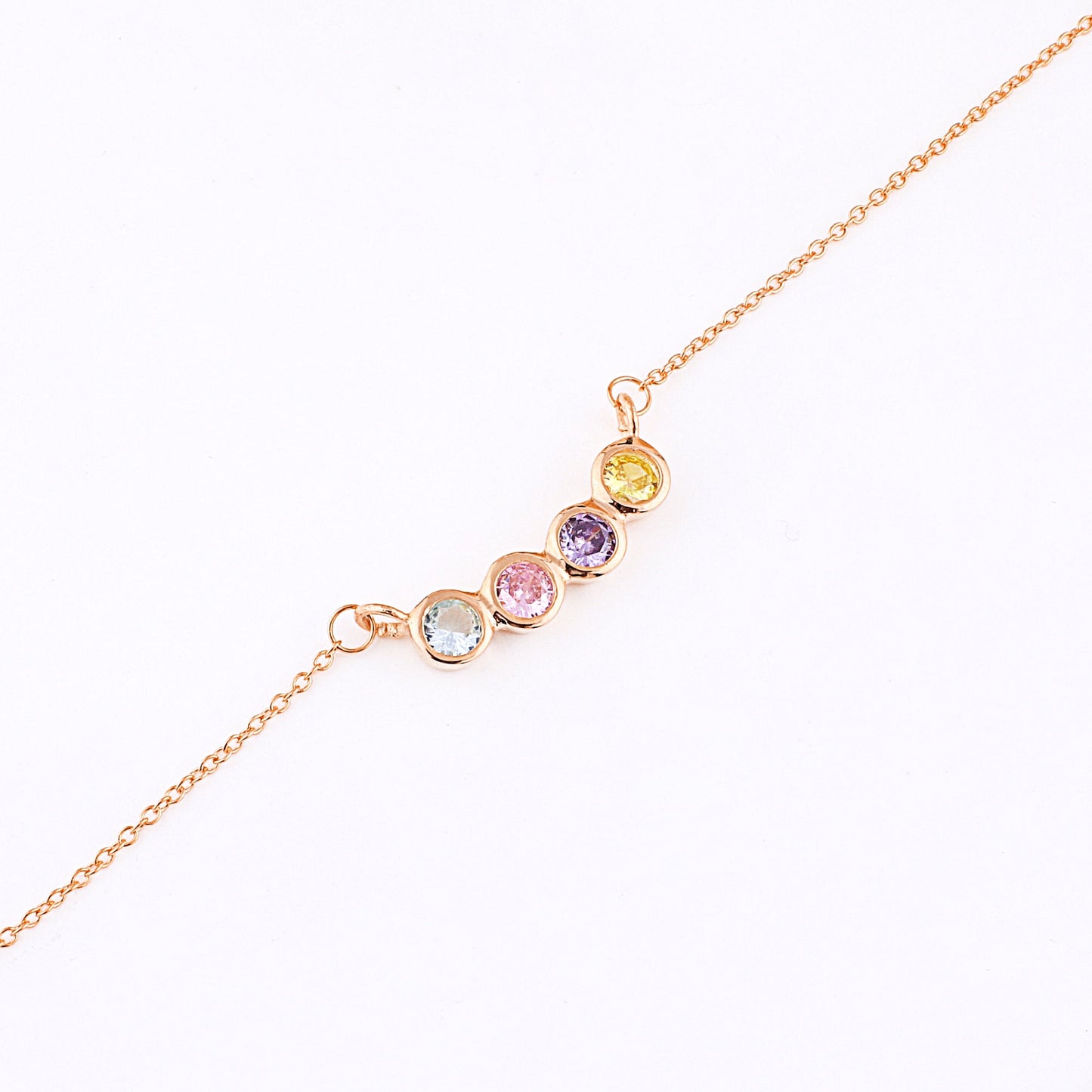 Collier délicat avec pierres de naissance pour la famille