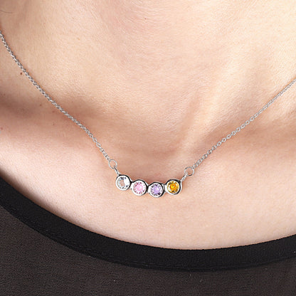 Collier délicat avec pierres de naissance pour la famille