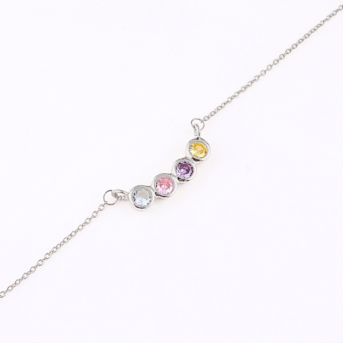 Collier délicat avec pierres de naissance pour la famille