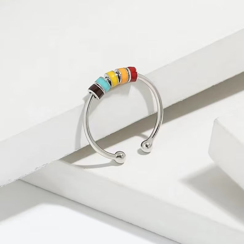 Spinnender Zappelring mit Emaille-Perlen