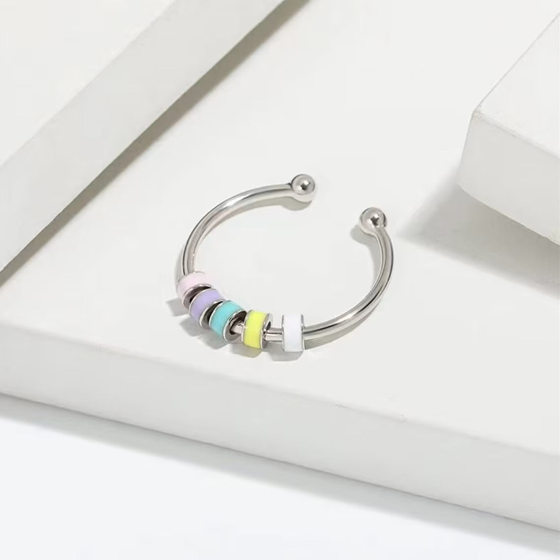 Spinnender Zappelring mit Emaille-Perlen