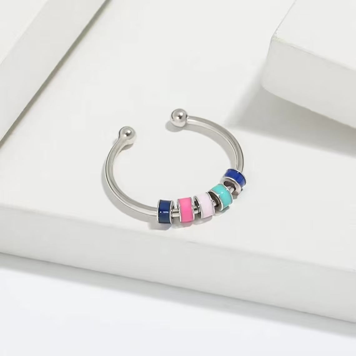 Spinnender Zappelring mit Emaille-Perlen