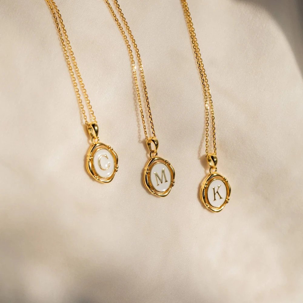 Collier pendentif initial en émail