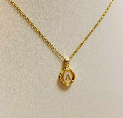 Collier pendentif initial en émail